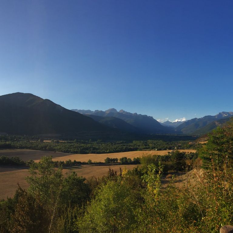 Un paisaje de verano típico del Valle de Tena, cerca de Casa Pesca Vera.