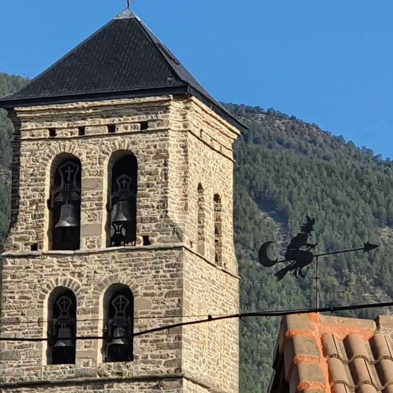 El campanario de la iglesia de Senegüé , a pocos metros de Casa Pesca Vera