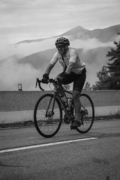 La Quebrantahuesos es una marcha de medio fondo o gran fondo, que ocurre cada cada año en Sabiñánigo.