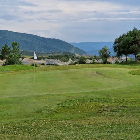 Uno de los 18 hoyos del campo de golf de las Margas